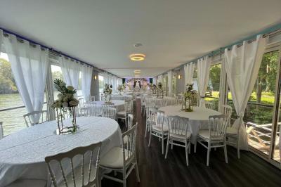 Miniature Location salle Jouy-le-Moutier (Val-d'Oise) - Le Yacht #4 Un parc verdoyant avec des arbres feuillus et une allée ensoleillée menant à un bâtiment blanc au loin.