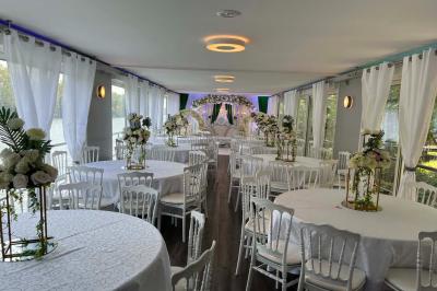 Miniature Location salle Jouy-le-Moutier (Val-d'Oise) - Le Yacht #3 Un parc verdoyant avec des arbres feuillus et une allée ensoleillée menant à un bâtiment blanc au loin.