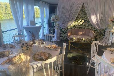 Miniature Location salle Jouy-le-Moutier (Val-d'Oise) - Le Yacht #29 Un parc verdoyant avec des arbres feuillus et une allée ensoleillée menant à un bâtiment blanc au loin.