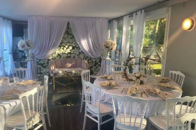 Miniature Location salle Jouy-le-Moutier (Val-d'Oise) - Le Yacht #28 Un parc verdoyant avec des arbres feuillus et une allée ensoleillée menant à un bâtiment blanc au loin.