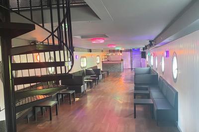 Miniature Location salle Jouy-le-Moutier (Val-d'Oise) - Le Yacht #41 Un parc verdoyant avec des arbres feuillus et une allée ensoleillée menant à un bâtiment blanc au loin.