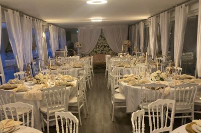 Miniature Location salle Jouy-le-Moutier (Val-d'Oise) - Le Yacht #26 Un parc verdoyant avec des arbres feuillus et une allée ensoleillée menant à un bâtiment blanc au loin.