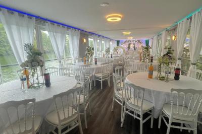 Miniature Location salle Jouy-le-Moutier (Val-d'Oise) - Le Yacht #13 Un parc verdoyant avec des arbres feuillus et une allée ensoleillée menant à un bâtiment blanc au loin.