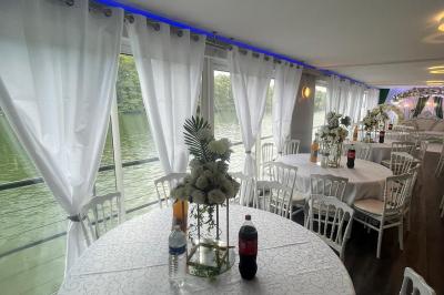 Miniature Location salle Jouy-le-Moutier (Val-d'Oise) - Le Yacht #12 Un parc verdoyant avec des arbres feuillus et une allée ensoleillée menant à un bâtiment blanc au loin.