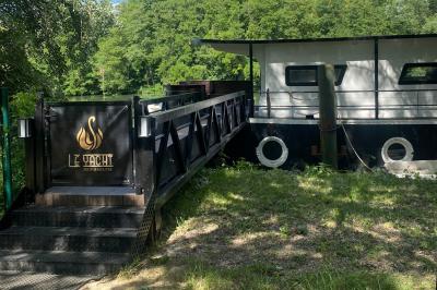 Miniature Location salle Jouy-le-Moutier (Val-d'Oise) - Le Yacht #52 Un parc verdoyant avec des arbres feuillus et une allée ensoleillée menant à un bâtiment blanc au loin.
