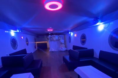 Miniature Location salle Jouy-le-Moutier (Val-d'Oise) - Le Yacht #43 Un parc verdoyant avec des arbres feuillus et une allée ensoleillée menant à un bâtiment blanc au loin.