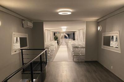 Miniature Location salle Jouy-le-Moutier (Val-d'Oise) - Le Yacht #33 Un parc verdoyant avec des arbres feuillus et une allée ensoleillée menant à un bâtiment blanc au loin.