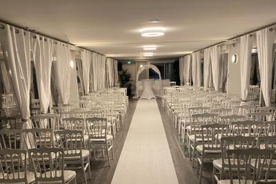 Miniature Location salle Jouy-le-Moutier (Val-d'Oise) - Le Yacht #34 Un parc verdoyant avec des arbres feuillus et une allée ensoleillée menant à un bâtiment blanc au loin.