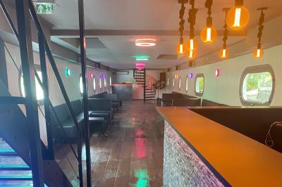 Miniature Location salle Jouy-le-Moutier (Val-d'Oise) - Le Yacht #46 Un parc verdoyant avec des arbres feuillus et une allée ensoleillée menant à un bâtiment blanc au loin.