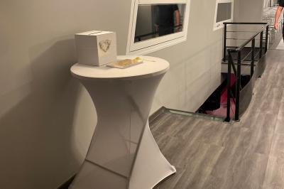 Miniature Location salle Jouy-le-Moutier (Val-d'Oise) - Le Yacht #36 Un parc verdoyant avec des arbres feuillus et une allée ensoleillée menant à un bâtiment blanc au loin.