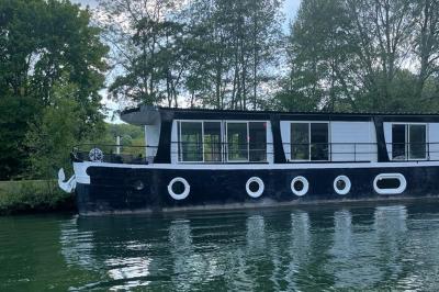 Miniature Location salle Jouy-le-Moutier (Val-d'Oise) - Le Yacht #53 Un parc verdoyant avec des arbres feuillus et une allée ensoleillée menant à un bâtiment blanc au loin.