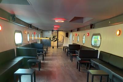 Miniature Location salle Jouy-le-Moutier (Val-d'Oise) - Le Yacht #45 Un parc verdoyant avec des arbres feuillus et une allée ensoleillée menant à un bâtiment blanc au loin.