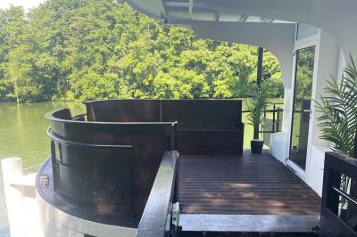 Miniature Location salle Jouy-le-Moutier (Val-d'Oise) - Le Yacht #54 Un parc verdoyant avec des arbres feuillus et une allée ensoleillée menant à un bâtiment blanc au loin.