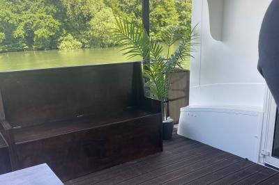 Miniature Location salle Jouy-le-Moutier (Val-d'Oise) - Le Yacht #56 Un parc verdoyant avec des arbres feuillus et une allée ensoleillée menant à un bâtiment blanc au loin.