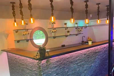 Miniature Location salle Jouy-le-Moutier (Val-d'Oise) - Le Yacht #48 Un parc verdoyant avec des arbres feuillus et une allée ensoleillée menant à un bâtiment blanc au loin.