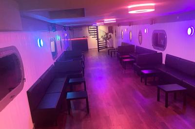 Miniature Location salle Jouy-le-Moutier (Val-d'Oise) - Le Yacht #44 Un parc verdoyant avec des arbres feuillus et une allée ensoleillée menant à un bâtiment blanc au loin.