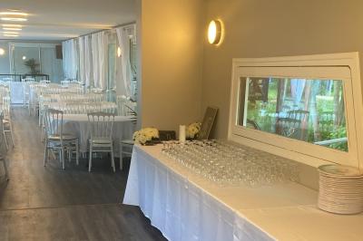 Miniature Location salle Jouy-le-Moutier (Val-d'Oise) - Le Yacht #37 Un parc verdoyant avec des arbres feuillus et une allée ensoleillée menant à un bâtiment blanc au loin.