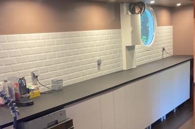 Miniature Location salle Jouy-le-Moutier (Val-d'Oise) - Le Yacht #49 Un parc verdoyant avec des arbres feuillus et une allée ensoleillée menant à un bâtiment blanc au loin.