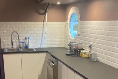 Miniature Location salle Jouy-le-Moutier (Val-d'Oise) - Le Yacht #50 Un parc verdoyant avec des arbres feuillus et une allée ensoleillée menant à un bâtiment blanc au loin.