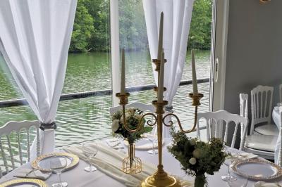 Miniature Location salle Jouy-le-Moutier (Val-d'Oise) - Le Yacht #21 Un parc verdoyant avec des arbres feuillus et une allée ensoleillée menant à un bâtiment blanc au loin.