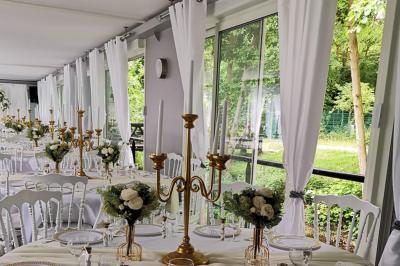 Miniature Location salle Jouy-le-Moutier (Val-d'Oise) - Le Yacht #16 Un parc verdoyant avec des arbres feuillus et une allée ensoleillée menant à un bâtiment blanc au loin.