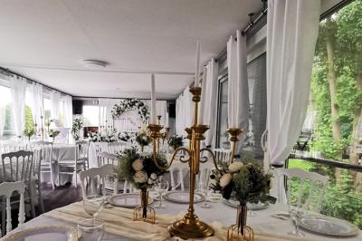 Miniature Location salle Jouy-le-Moutier (Val-d'Oise) - Le Yacht #19 Un parc verdoyant avec des arbres feuillus et une allée ensoleillée menant à un bâtiment blanc au loin.