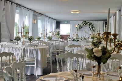 Miniature Location salle Jouy-le-Moutier (Val-d'Oise) - Le Yacht #15 Un parc verdoyant avec des arbres feuillus et une allée ensoleillée menant à un bâtiment blanc au loin.