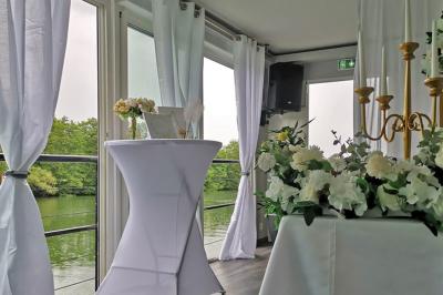 Miniature Location salle Jouy-le-Moutier (Val-d'Oise) - Le Yacht #23 Un parc verdoyant avec des arbres feuillus et une allée ensoleillée menant à un bâtiment blanc au loin.