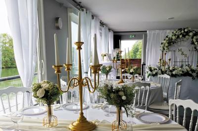 Miniature Location salle Jouy-le-Moutier (Val-d'Oise) - Le Yacht #20 Un parc verdoyant avec des arbres feuillus et une allée ensoleillée menant à un bâtiment blanc au loin.