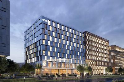 Lavabo moderne avec miroir rond, étagère murale, robinet chromé et panneaux en bois ajourés en premier plan.