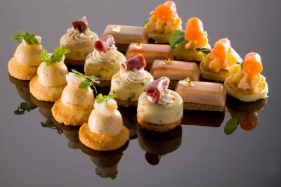 Miniature Traiteur Bonneval (Eure-et-Loir) - Auberge de La Herse #15 Plateau de bouchées apéritives variées comprenant légumes, foie gras, saumon fumé et feuilletés.