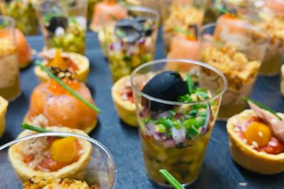 Miniature Traiteur Bonneval (Eure-et-Loir) - Auberge de La Herse #5 Plateau de bouchées apéritives variées comprenant légumes, foie gras, saumon fumé et feuilletés.