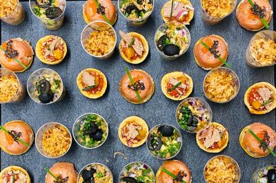 Miniature Traiteur Bonneval (Eure-et-Loir) - Auberge de La Herse #6 Plateau de bouchées apéritives variées comprenant légumes, foie gras, saumon fumé et feuilletés.