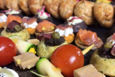 Miniature Traiteur Bonneval (Eure-et-Loir) - Auberge de La Herse #18 Plateau de bouchées apéritives variées comprenant légumes, foie gras, saumon fumé et feuilletés.