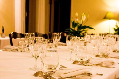 Miniature Traiteur Bonneval (Eure-et-Loir) - Auberge de La Herse #13 Plateau de bouchées apéritives variées comprenant légumes, foie gras, saumon fumé et feuilletés.