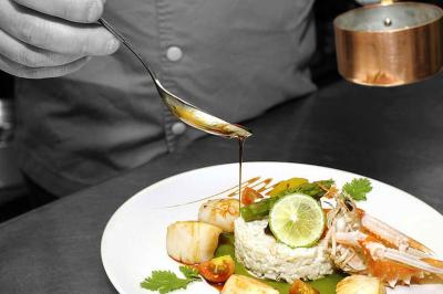 Miniature Traiteur Bonneval (Eure-et-Loir) - Auberge de La Herse #2 Plateau de bouchées apéritives variées comprenant légumes, foie gras, saumon fumé et feuilletés.