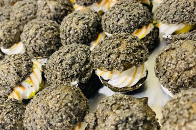 Miniature Traiteur Bonneval (Eure-et-Loir) - Auberge de La Herse #9 Assiette gastronomique avec viande, foie gras, cubes de fromage, sauce décorative et garniture verte.