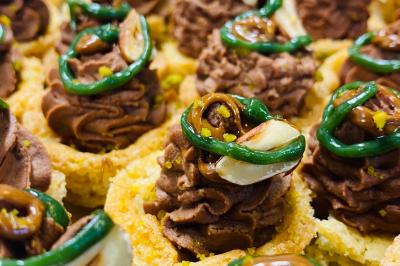 Miniature Traiteur Bonneval (Eure-et-Loir) - Auberge de La Herse #11 Assiette gastronomique avec viande, foie gras, cubes de fromage, sauce décorative et garniture verte.