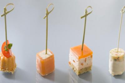 Miniature Traiteur Bonneval (Eure-et-Loir) - Auberge de La Herse #17 Assiette gastronomique avec viande, foie gras, cubes de fromage, sauce décorative et garniture verte.