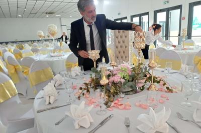 Lettres rouges formant le mot ’LOVE’ sur un tapis rouge, entourées de petites décorations blanches, en extérieur.