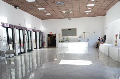 Lettres rouges formant le mot ’LOVE’ sur un tapis rouge, entourées de petites décorations blanches, en extérieur.