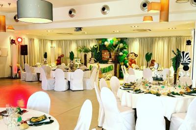 Table décorée pour une fête avec des donuts glacés bleus, des cubes décoratifs et des desserts variés sur des supports en…
