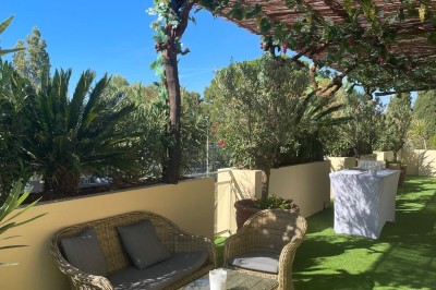 Table décorée pour une fête avec des donuts glacés bleus, des cubes décoratifs et des desserts variés sur des supports en…