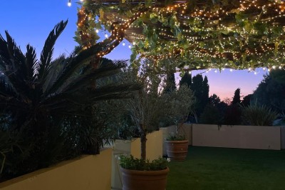 Table décorée pour une fête avec des donuts glacés bleus, des cubes décoratifs et des desserts variés sur des supports en…