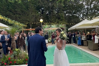 Table décorée pour une fête avec des donuts glacés bleus, des cubes décoratifs et des desserts variés sur des supports en…