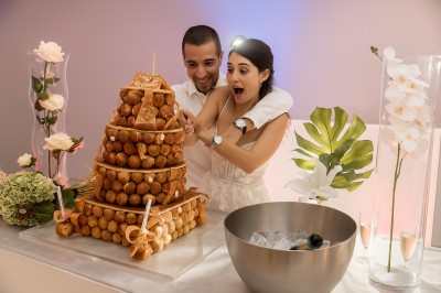 Table décorée pour une fête avec des donuts glacés bleus, des cubes décoratifs et des desserts variés sur des supports en…