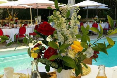 Table décorée pour une fête avec des donuts glacés bleus, des cubes décoratifs et des desserts variés sur des supports en…