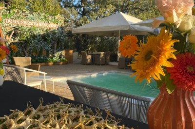 Table décorée pour une fête avec des donuts glacés bleus, des cubes décoratifs et des desserts variés sur des supports en…