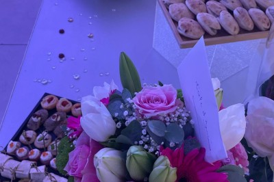 Table décorée pour une fête avec des donuts glacés bleus, des cubes décoratifs et des desserts variés sur des supports en…