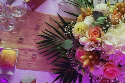 Table décorée pour une fête avec des donuts glacés bleus, des cubes décoratifs et des desserts variés sur des supports en…